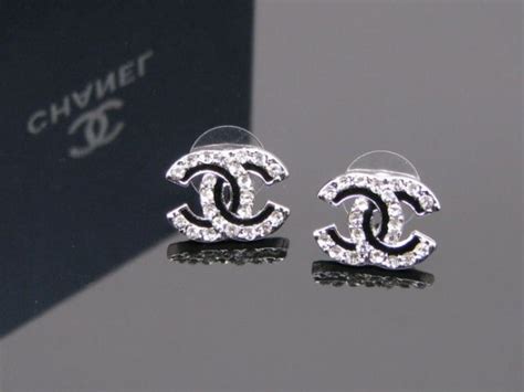 costo orecchini chanel doppia c|Orecchino tondo con logo doppia C di Chanel in tonalità argento.